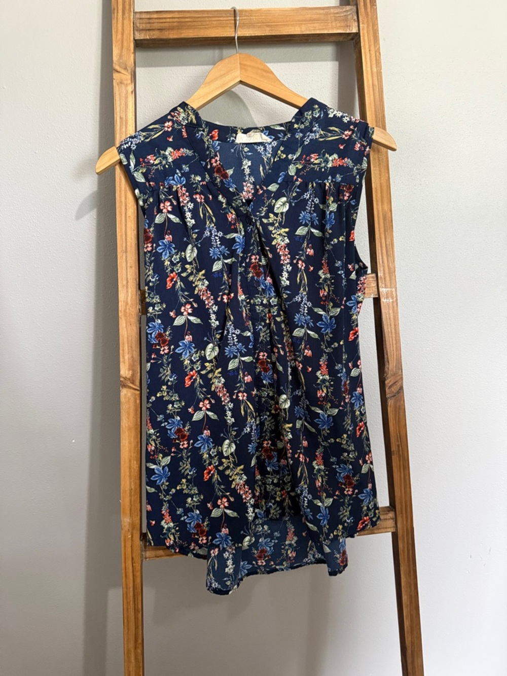 entro Navy Floral Sleeveless V-Neck Tank Top